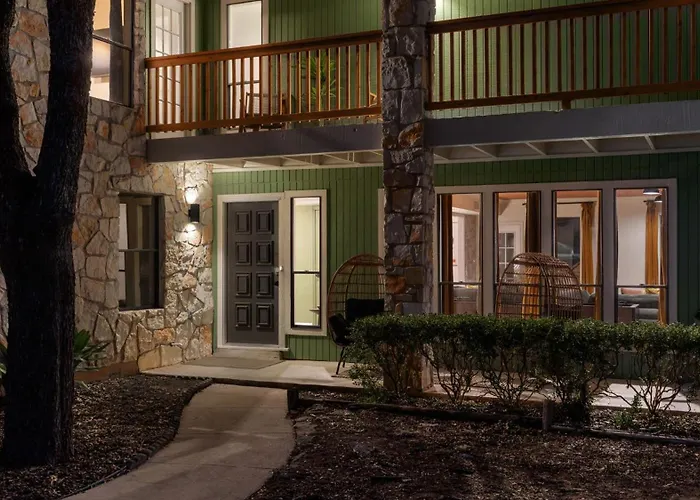 Holiday home 5br Oasis W Pool Sauna & Fire Pit Round Rock