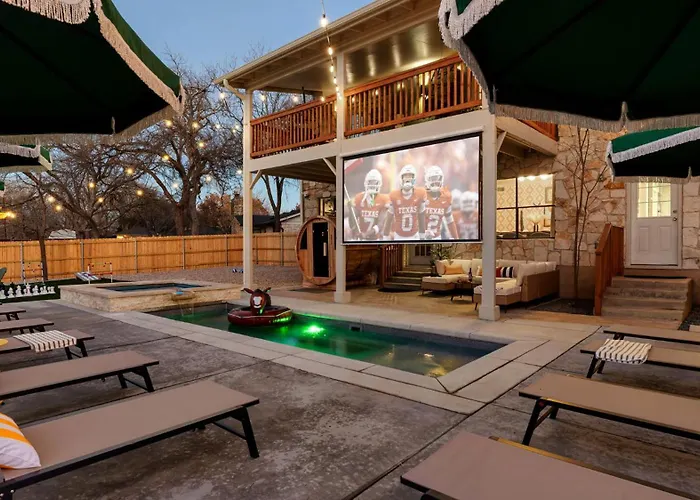 Holiday home 5br Oasis W Pool Sauna & Fire Pit *